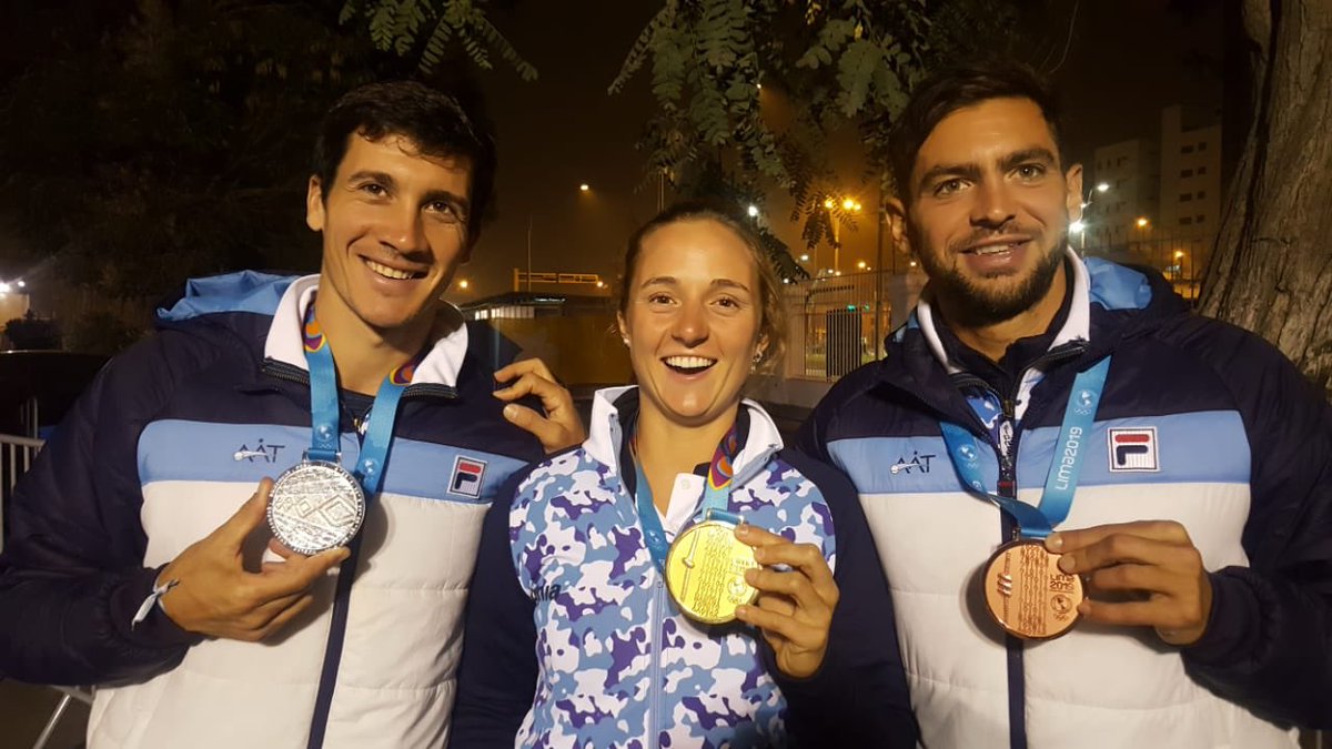 AATenis's tweet photo. 📸 Sonrían los medallistas 😁
@facubagnis 🥈 @nadiapodoroska 🥇 @guidoandreozzi 🥈🥉
Felicitaciones y #VamosArgentina🇦🇷
@Lima2019Juegos #AAT #tenis https://t.co/95552QxeZV