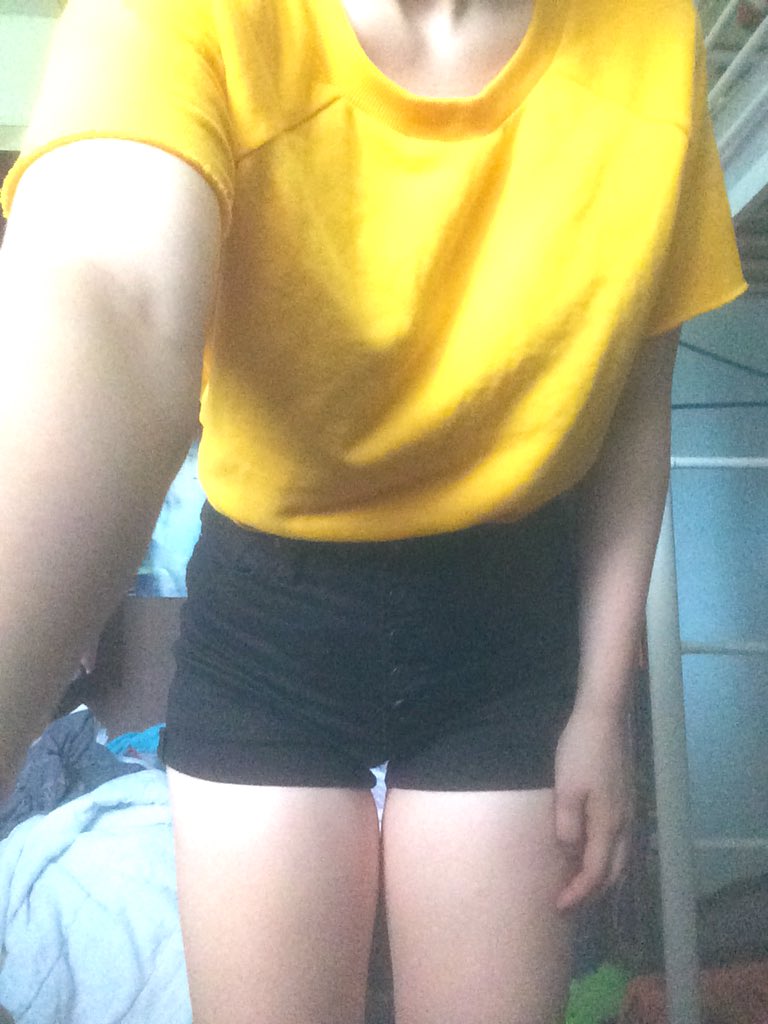 bbbrattt's tweet photo. i tried to take pretty pictures of today’s outfit✨💛

how’d i do..? https://t.co/UnEKH4ZRXu