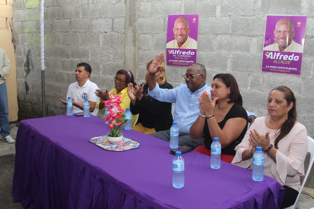 alfredomsde's tweet photo. Agradecer a nuestra coordinadora Rosa Germosen por la gran actividad de respaldo a nuestro proyecto con la participación de dirigentes y presidentes de comité de base del sector Villa Tropicalia. https://t.co/OWQe128naI