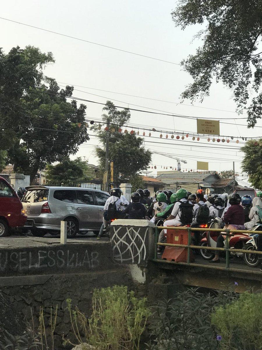 datan_nf's tweet photo. @TMCPoldaMetro help... macetnya selalu seperti ini.. karena banyak pengendara yg lawan arah pak 😭 https://t.co/q02hq17LpB