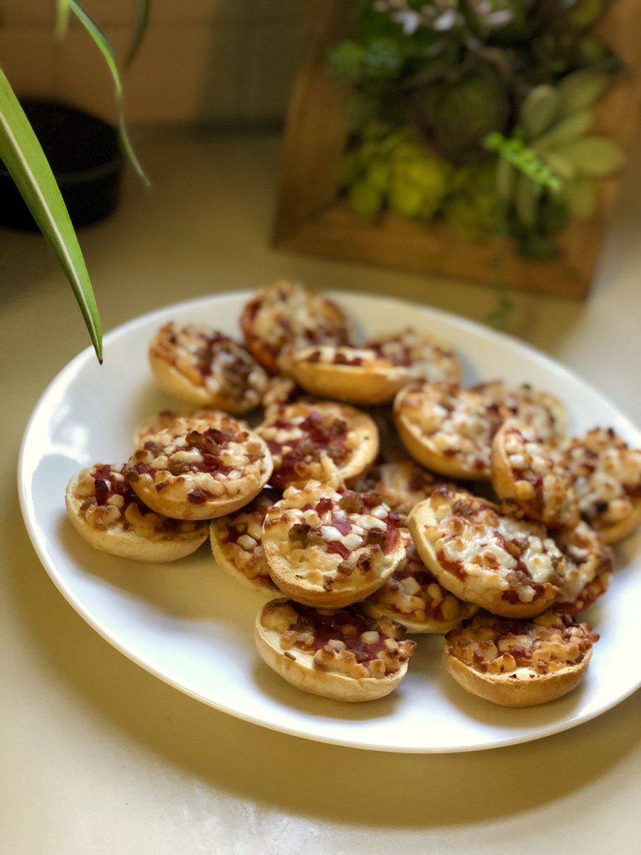 KongTheFirst's tweet photo. I, a successful and attractive 35 year-old man, has just prepared this entire box of bagel bites for my dinner. 13 year-old me would lose his SHIT at this luxuriousness.
#gohardorgohome #ballinouttacontrol #grownassman #bearsnacks https://t.co/3qQnukbCVo