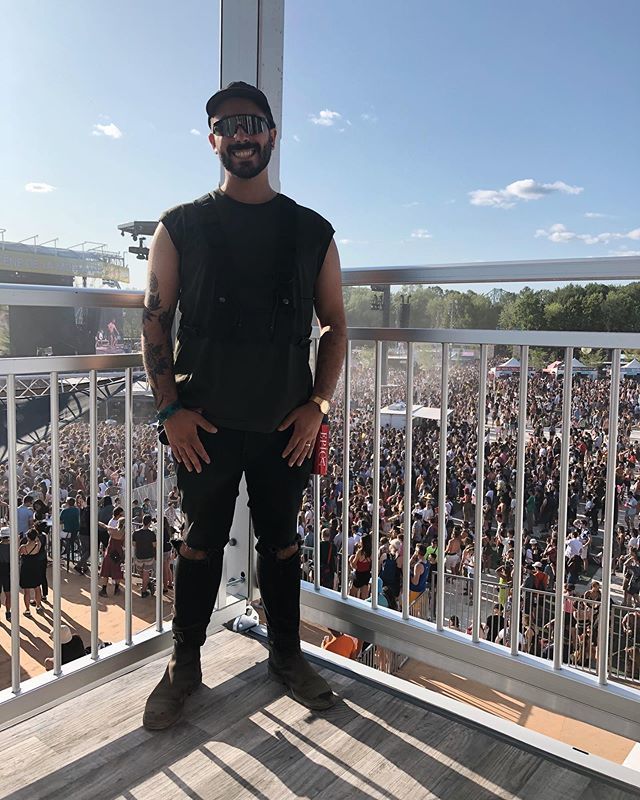 Jour 3 à #Osheaga ! 
Encore plus de rencontres, de belles personnes et de la musique incroyable. 
Merci pour cette expérience incroyable et merci <a href="/hm/">H&M</a> pour l’invitation à cette super belle terrasse. On se croirait au top du monde, mais l’important c’est d… ift.tt/2Kr9D8g