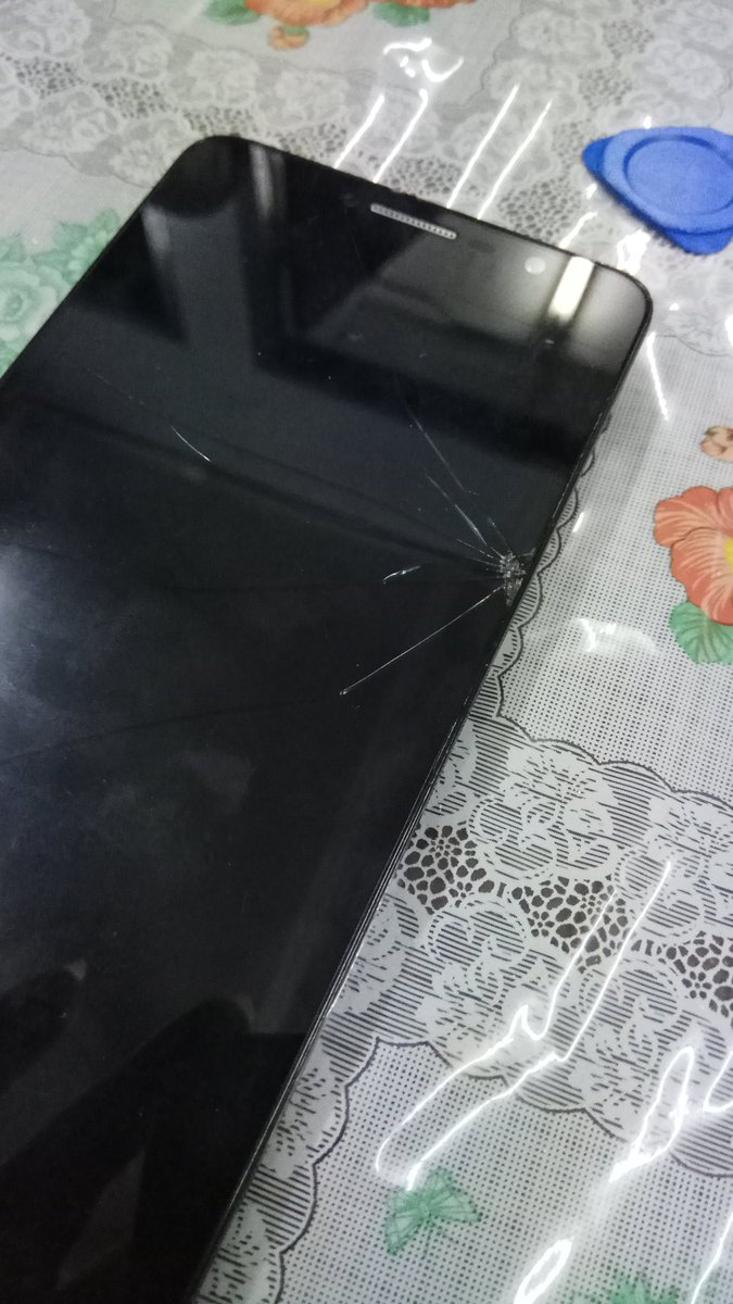 kaiserstan's tweet image. When you&apos;re done halfway, you realize, the replacement part didn&apos;t include the lcd. A lesson for me next time looking for part #flashplus2 #alcatel #digitizerreplacement #partrepair #halfway