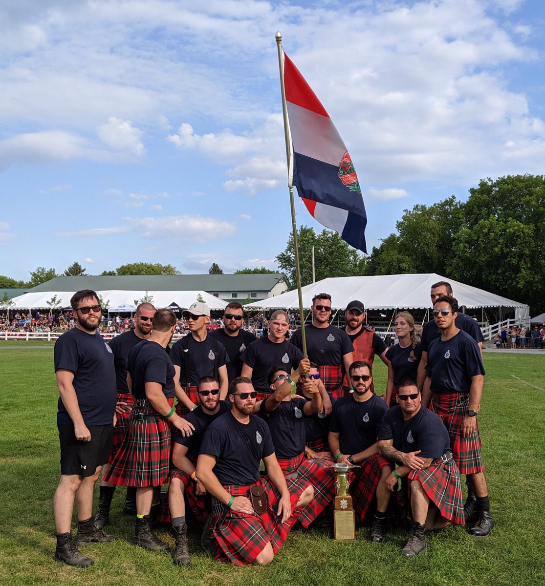 CDS_Canada_CEMD's tweet photo. Félicitations au régiment d’Essex and Kent Scottish et à tous ceux qui ont participé au défi Highlander Tug-o-War de cette année. L'endurance et l'esprit de corps que vous avez démontré sont les marques de notre force de réserve @Armeecanadienne. https://t.co/bs3Nw6Nb5L
