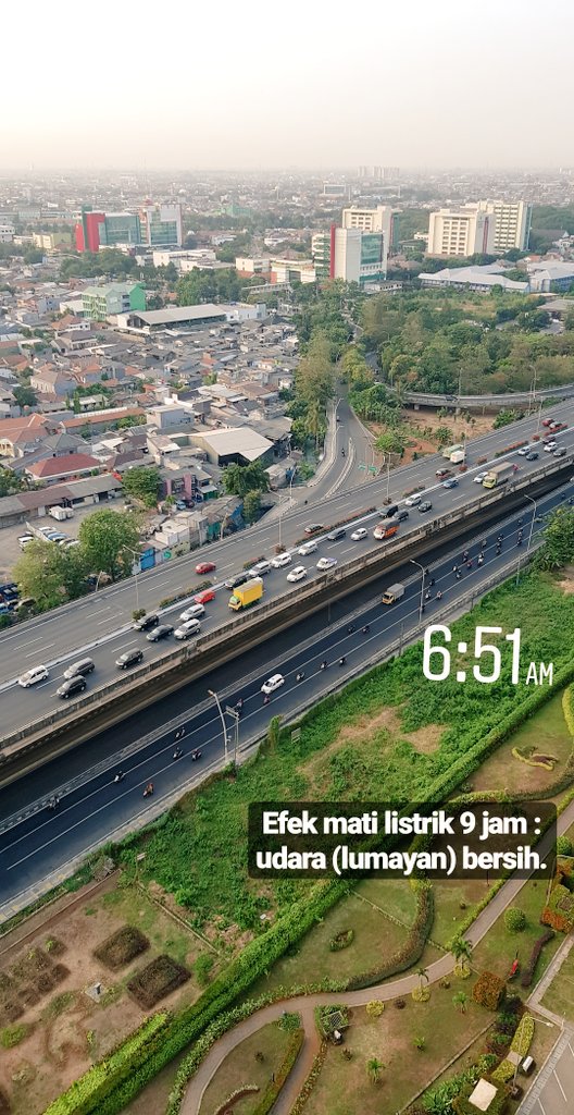 AKDkrisna's tweet photo. Efek #matilampu 9 jam dan baru nyala semalem, udara pagi Jakarta lebih bersih dan lebih dingin.. Pada berasa nggak? #terimakasihpln #blackout #matilampulagi 😆 https://t.co/7ealmeNbKf