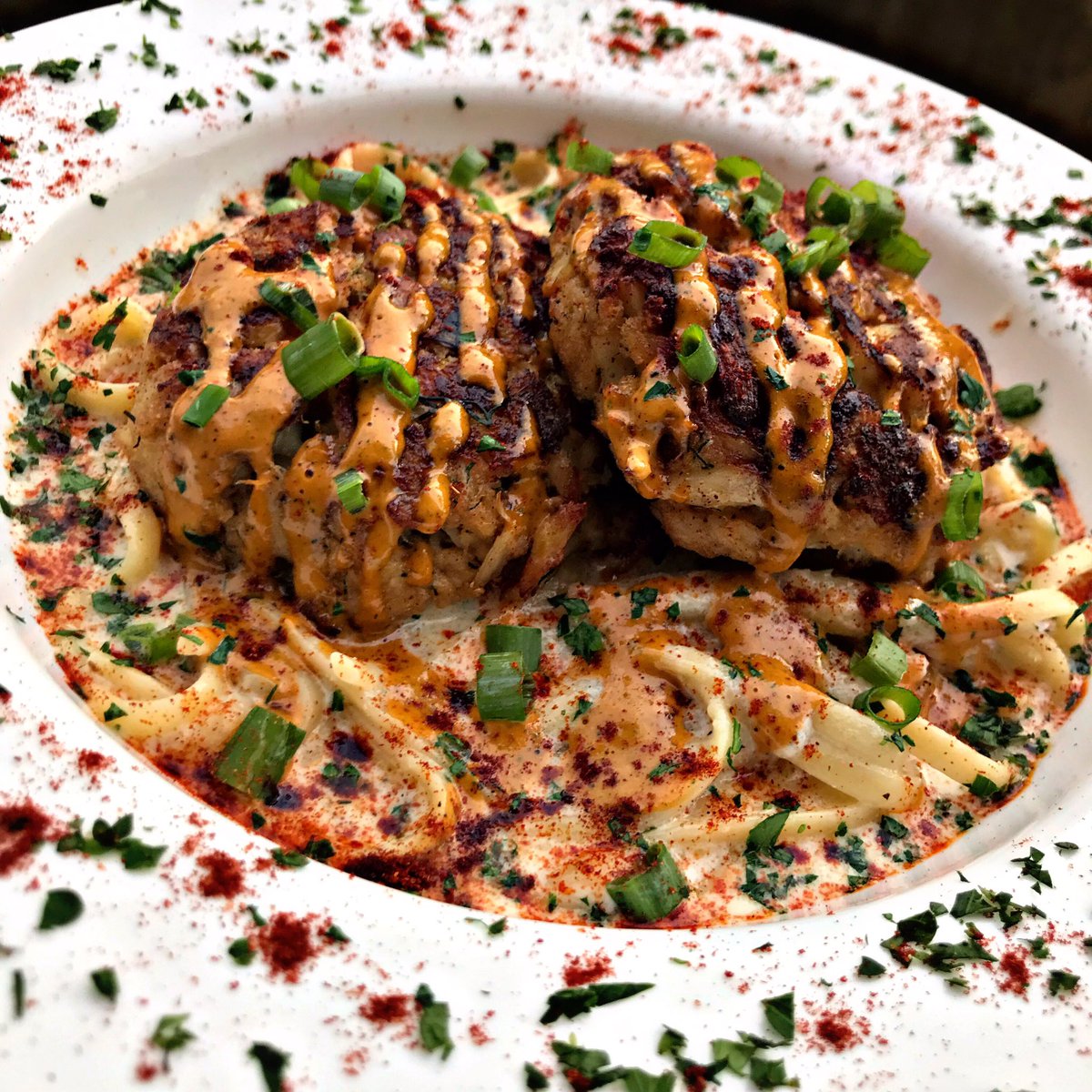 Sean_LunchBox's tweet photo. Light Sunday situation...Crab Cake Linguine Alfredo w/ Chipotle Citrus Aioli https://t.co/1OZ0Y9E58A