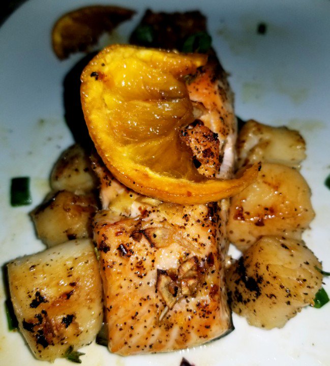 FoodTastic's tweet photo. Made the Orange Sesame Salmon + Alaskan Scallops. Totally forgot to sprinkle the tuxedo sesame seeds. Oh well.
.

#salmon #sesame #fish #pescatarian#comfortfood #healthyfood #orange https://t.co/00tb2s5lqR