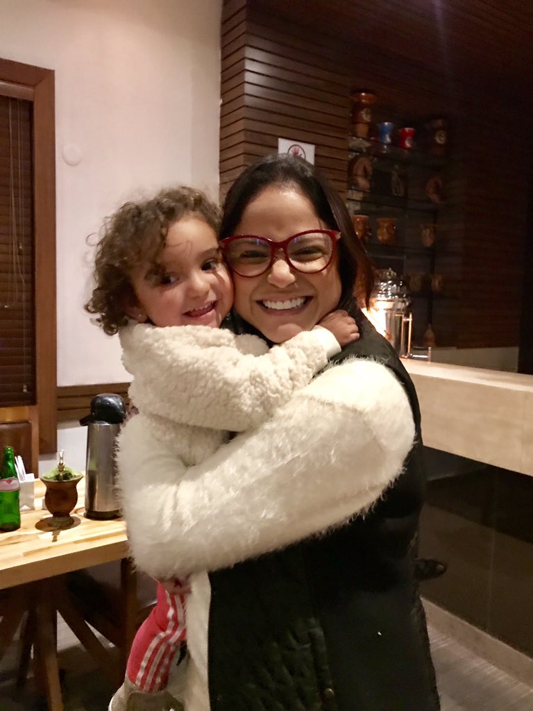 EscuderoSandra's tweet photo. Se aprende, se estudia, pero también se comparte con lo mejor del mundo: la familia. ¡Los amo infinito! Obrigada por tanto amor, vocês são a minha vida! @anname2012 @dftorresanaya #emmastyle #princessdanna
#brasil #brazil #taotimo #tudootimo https://t.co/Mt84xTXv4Z