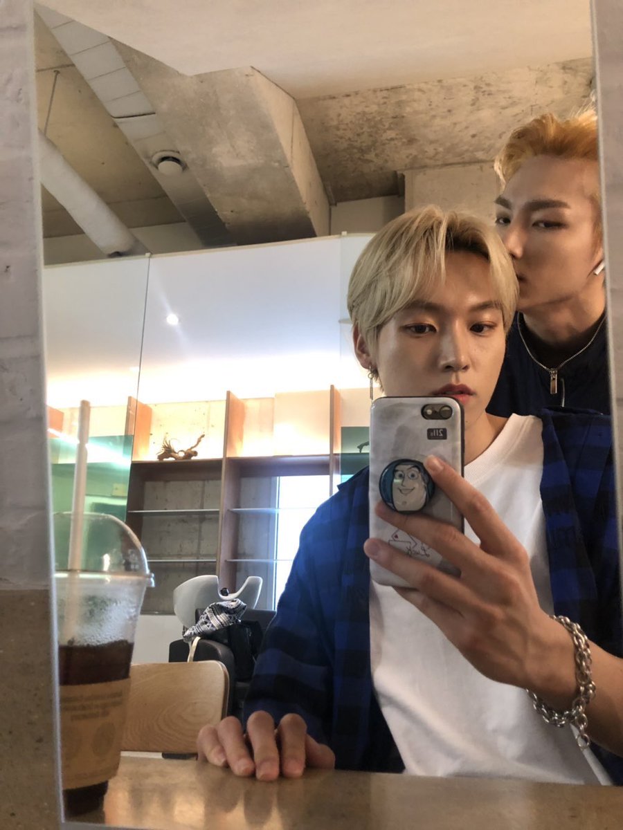 zuho_love_bot's tweet photo. Inseong: yโall here crying for your Kpop boy well look here! your Kpop boy is givin me kisses ๐ jealous? https://t.co/JxcYsDjuaK