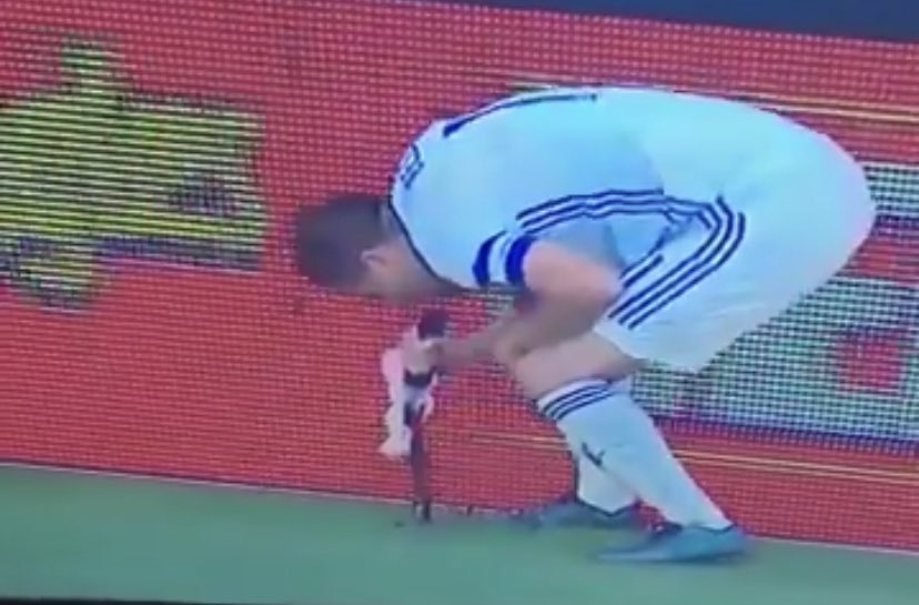 talkSPORT's tweet photo. US midfielder Alejandro Bedoya just scored for @PhilaUnion v @DCUnited.

He celebrated by running over to the corner microphone and shouting: 

“Hey, Congress! Do something now. End gun violence! Let’s go.”

Respect for this @AleBedoya17 👏👏 https://t.co/iUpgPCfOpN