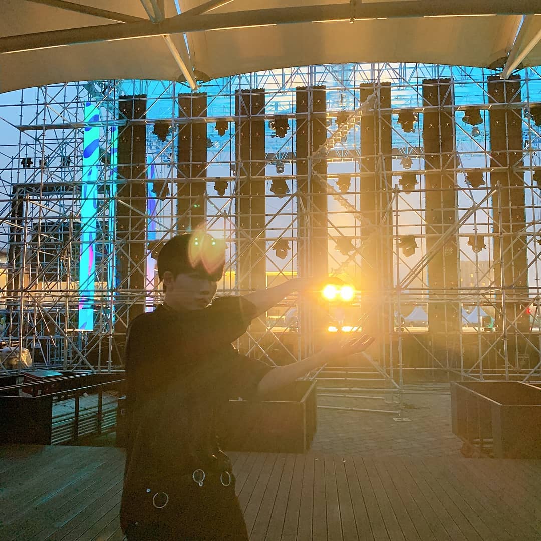 noir_argentina's tweet photo. 《INSTAGRAM | 03.08.19》

Puedo jugar dos noches y tres días con una sola luz 🤪(2)
#느와르 #NOIR #IdolEnérgico #GodlyIdol # 🎆 #ElBrillo #EsCasiComo #MitologíaGriegaYRomana #InclusoAunqueHaceCalor #Gracias❤ #CadaDía

Trad. Ing: @noir__int
Trad. Esp: @noir_argentina https://t.co/MSQhBr9v9z