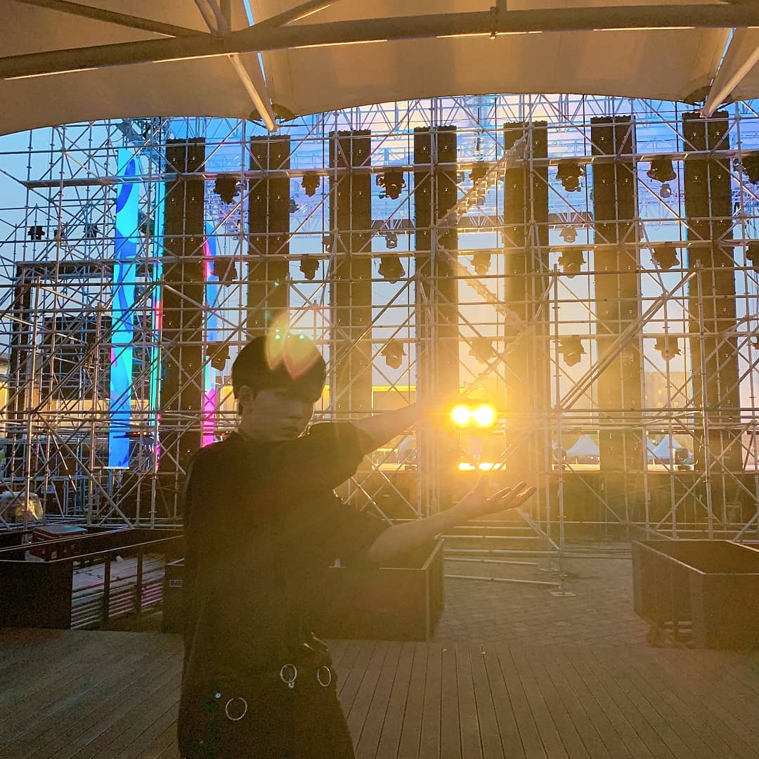 noir_argentina's tweet photo. 《INSTAGRAM | 03.08.19》

Puedo jugar dos noches y tres días con una sola luz 🤪(2)
#느와르 #NOIR #IdolEnérgico #GodlyIdol # 🎆 #ElBrillo #EsCasiComo #MitologíaGriegaYRomana #InclusoAunqueHaceCalor #Gracias❤ #CadaDía

Trad. Ing: @noir__int
Trad. Esp: @noir_argentina https://t.co/MSQhBr9v9z