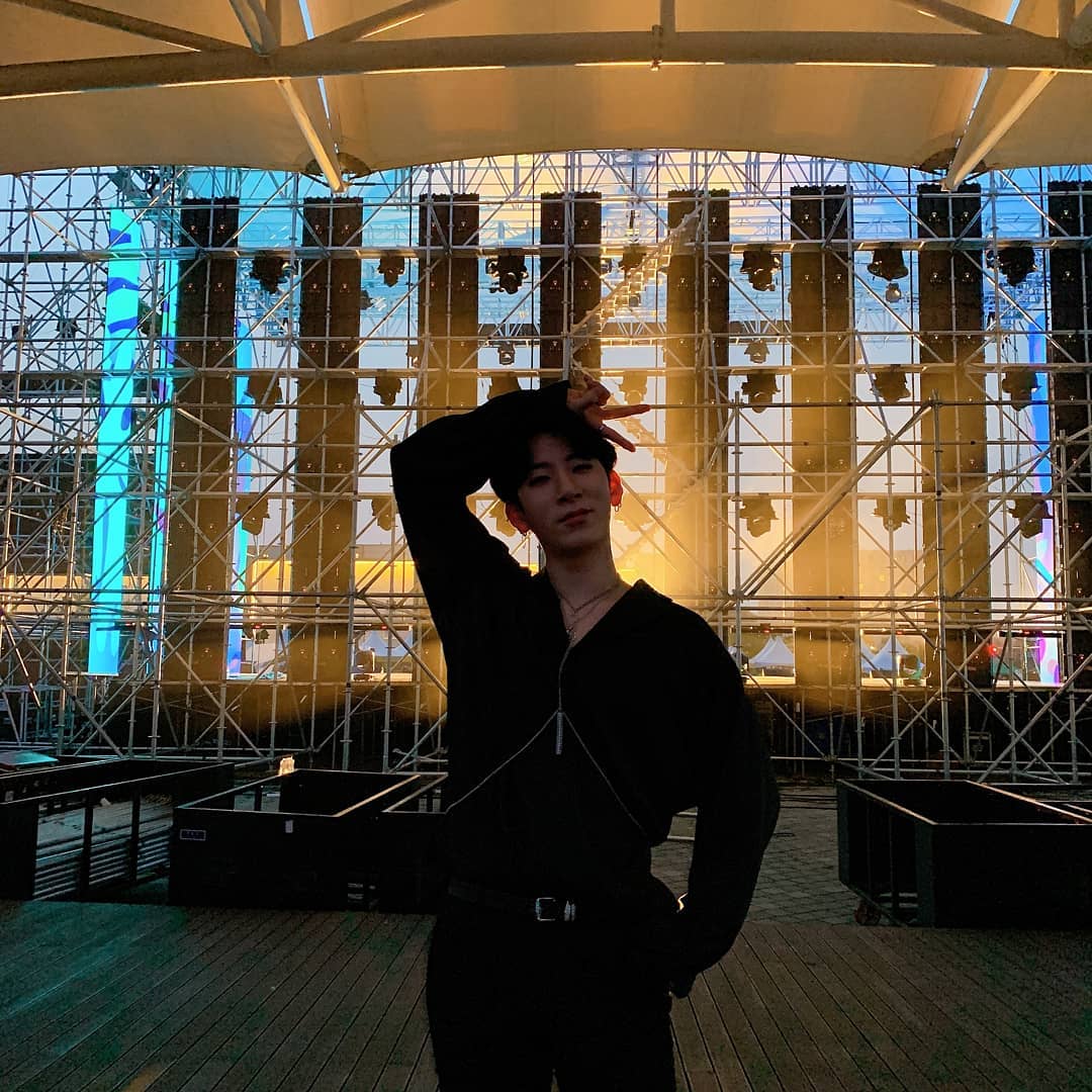 noir_argentina's tweet photo. 《INSTAGRAM | 03.08.19》

Puedo jugar dos noches y tres días con una sola luz 🤪(2)
#느와르 #NOIR #IdolEnérgico #GodlyIdol # 🎆 #ElBrillo #EsCasiComo #MitologíaGriegaYRomana #InclusoAunqueHaceCalor #Gracias❤ #CadaDía

Trad. Ing: @noir__int
Trad. Esp: @noir_argentina https://t.co/t4J1gyn6Oo