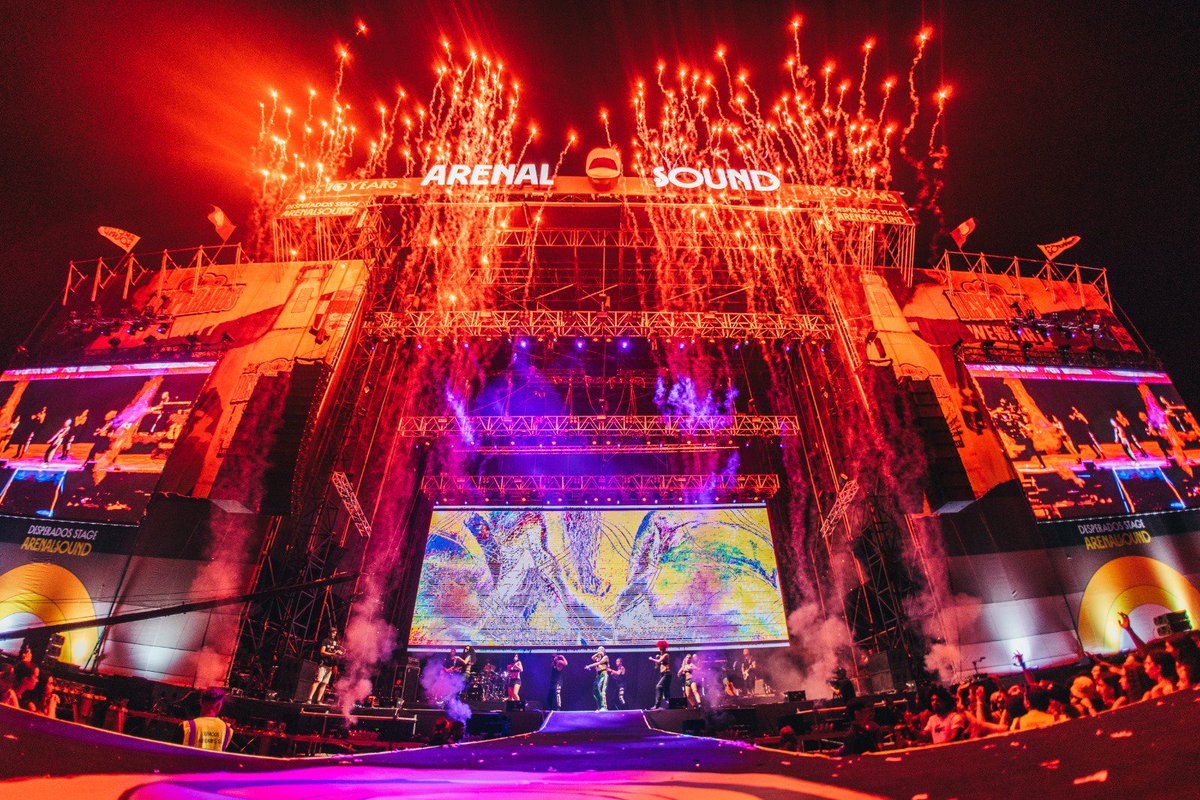 AnittaChart's tweet photo. "50.000 pessoas se rendem a uma Anitta que se torna a sensação do "Arenal" [...] vai estar presente na Itália, Portugal e Califórnia. Um mês inteiro de agosto ao nível de uma estrela que conseguiu brilhar com sua própria luz na noite do Arenal Sound." — El  Periodico Mediterraneo https://t.co/m0ilpXsQDN