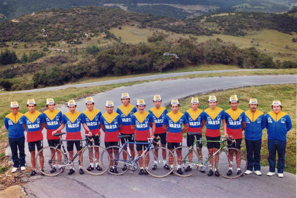 PROFE_RESTREPO's tweet photo. Escuadrón  completo de Varta que representó a Colombia en el Tour de 1983.Carlos Hugo Escobar,ejecutivo del grupo Escobar fue clave en el proyecto.Carlos Hugo es miembro de la Junta directiva del DIM.Documento cedido por Raúl Giraldo,mayor accionista del rojo https://t.co/UY16tJHTMN
