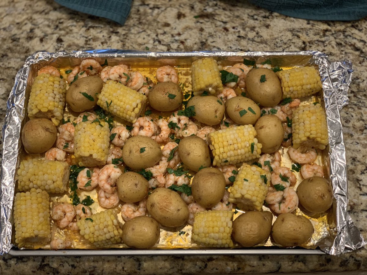 RhennaMorgan's tweet photo. I really gotta stop paying attention to recipes on Pinterest. Baby girl and I made a shrimp boil/bake tonight. My only regret—unsalted butter instead of salted butter. #experimentinginthekitchen #sundayadventures #nomnomnom https://t.co/wqHml3M3Tt