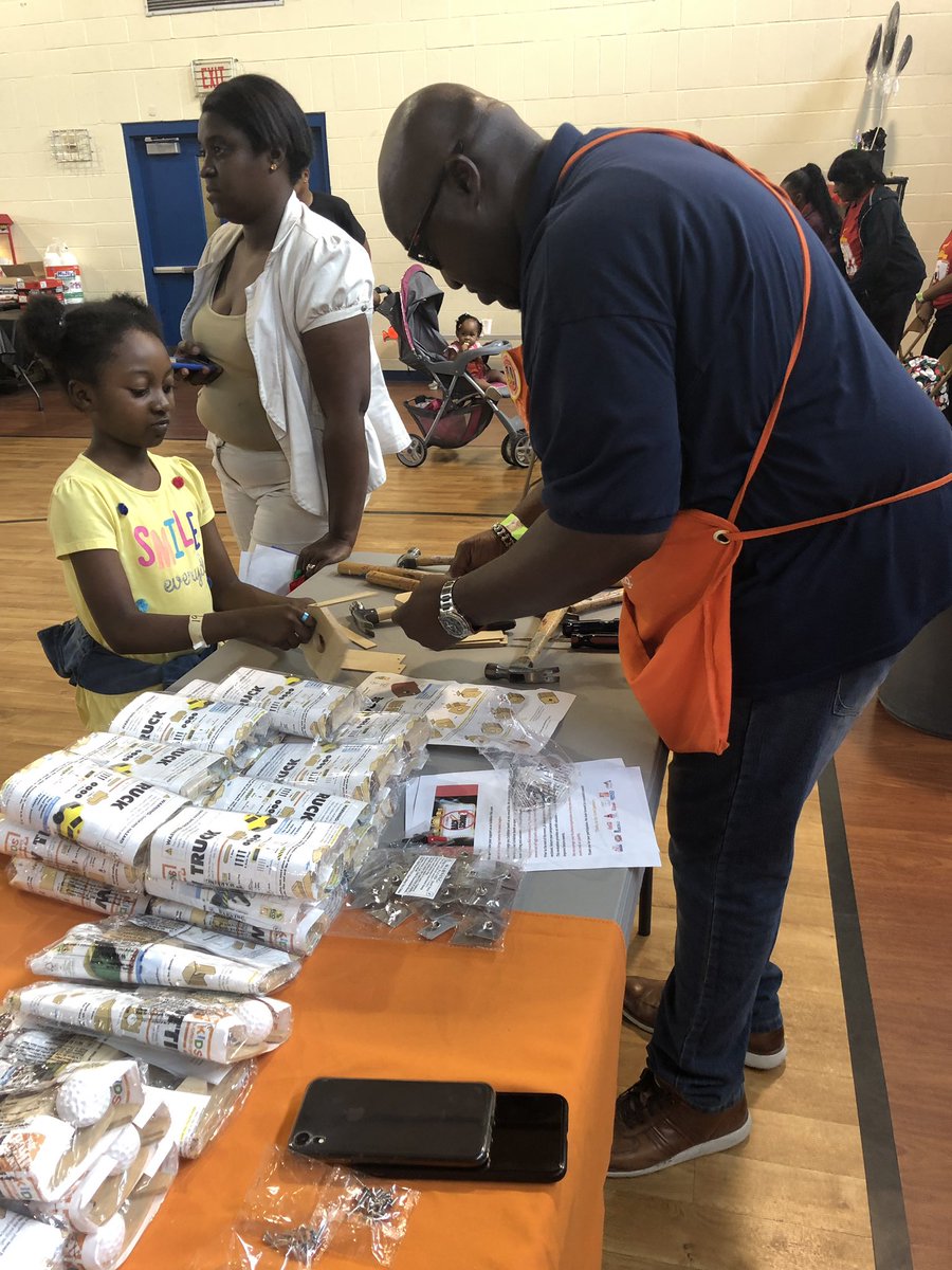 hayes_jamar's tweet photo. Enjoyed the kids workshop today helping over 150 kids build kits. https://t.co/sfwyYKpZNK