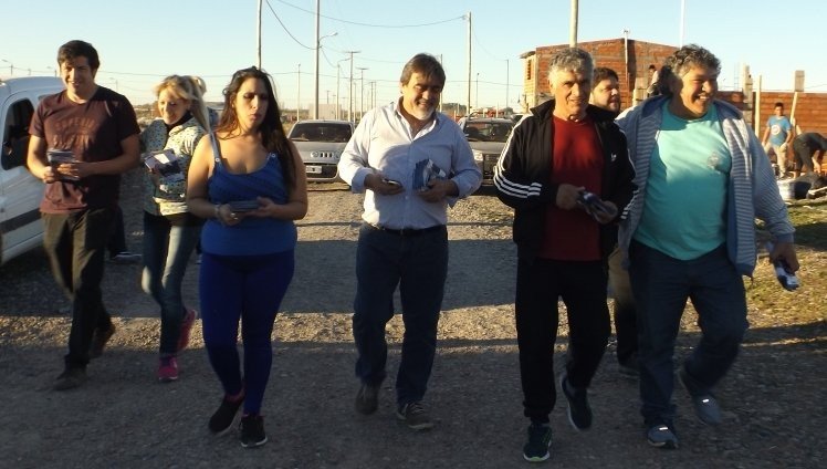 vozdemadryn's tweet photo. CAMINATA. El precandidato a intendente de Rawson; Mario Vaughan realizó una larga caminata por sectores barriales. "Es preocupante el aumento de la pobreza"; destacó. https://t.co/9NAPFXAzIa