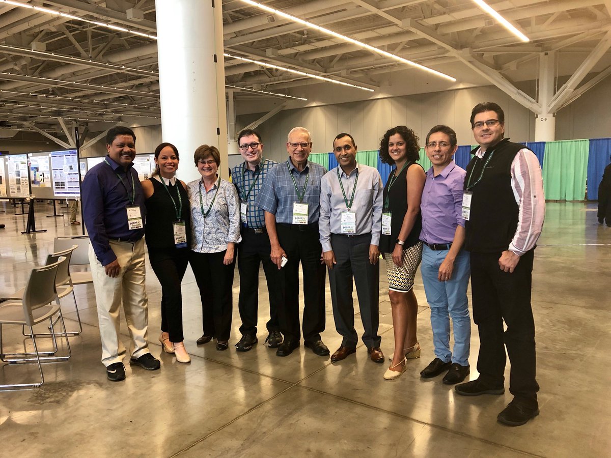 MalapiWight's tweet photo. The @USDA-APHIS Plant Protection Quarantine team (+Maher 😉) present at the #PlantHealth2019 @plantdisease @RivYaz #PGQP https://t.co/TgYBNaqFVF