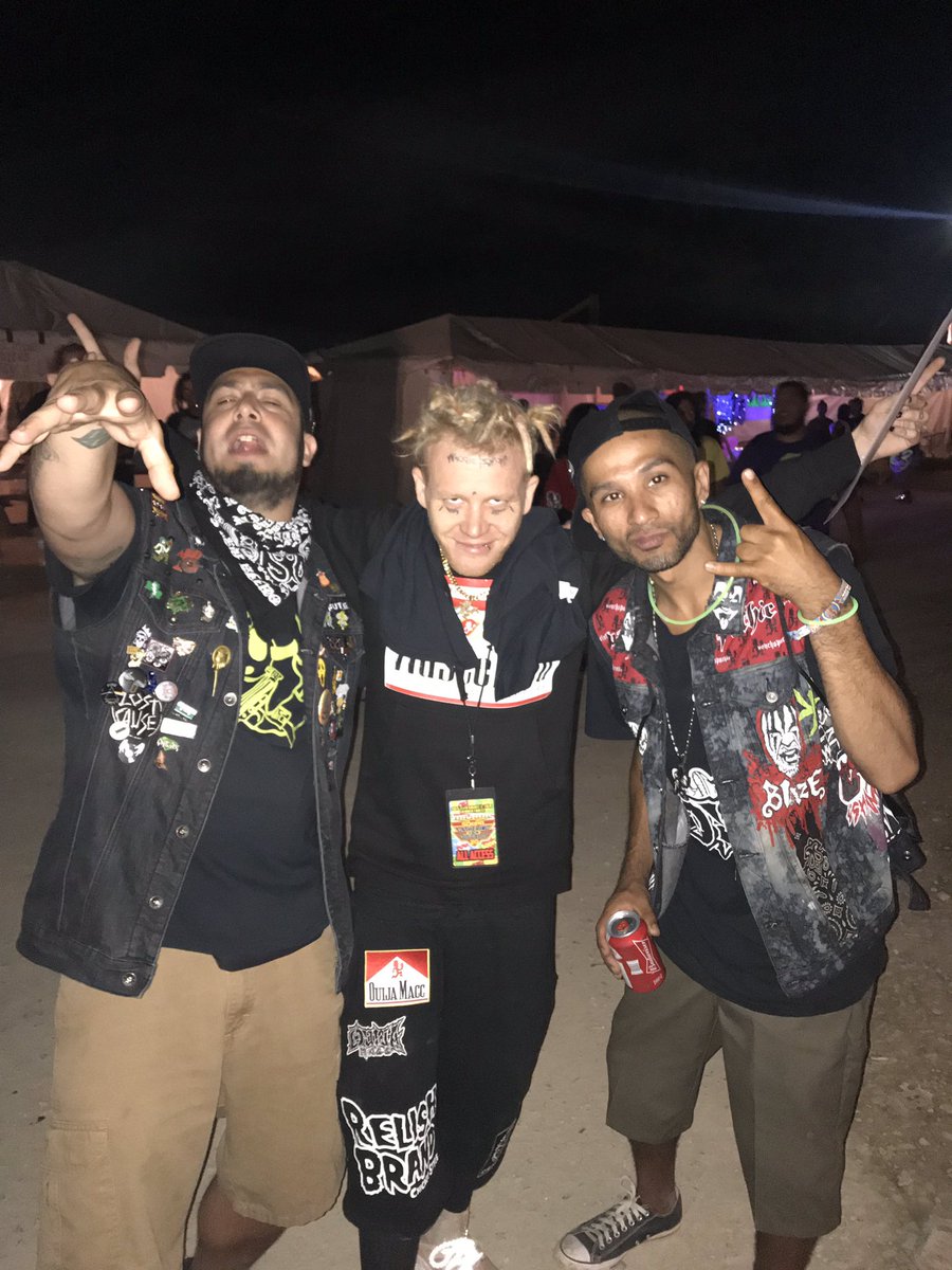 TeamMUJ's tweet photo. You already know the love we got for our brother @ouijv! @BobeBlaze219 @JiggyFr3sh219 caught up with the #GutterGod last night and as always nothing but love!! #TRASHGANG #GUTTERGANG #WASTELANDWARRIORS #FUND #WAM 💎🤮💎🤮💎 https://t.co/rRpS5YXA7j