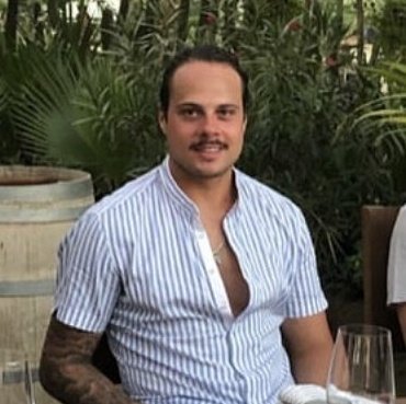 matttomic's tweet photo. Auston Matthews just living his best Jon-Lovitz-in-A-League-Of-Their-Own summer https://t.co/HdfBjyBlS0