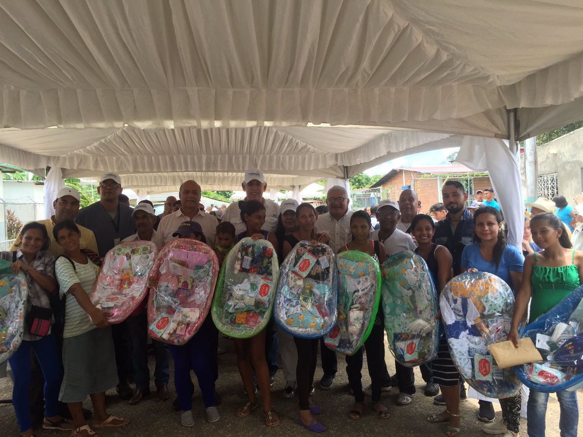 BarretoSira's tweet photo. ¡Llegamos a Mc Gregor con #LaCaravanaDeLaSalud!
Nos comprometimos en recorrer  #Anzoátegui con el mejor programa de atención integral del oriente #Venezuela y cumplimos.
Farmacia, atención médica, odontología, alimentación, recreación, peluquería, donaciones ¡Salvando vidas! https://t.co/bQCVh9rTYD