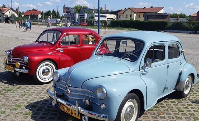 visionautoarg's tweet photo. Linda parejita. También en Varsovia, una dupla sin igual. .
.
.
#varsovia #polonia #poland #gemelos #twins #clasico #classic #europe #celeste #rojo 
#visionauto #automovilismo #motor #fierrosargentinos #racing #race #car #speed #cars #wheels #racecar #motorsport #sportscar #… https://t.co/hQzzBy2TOI