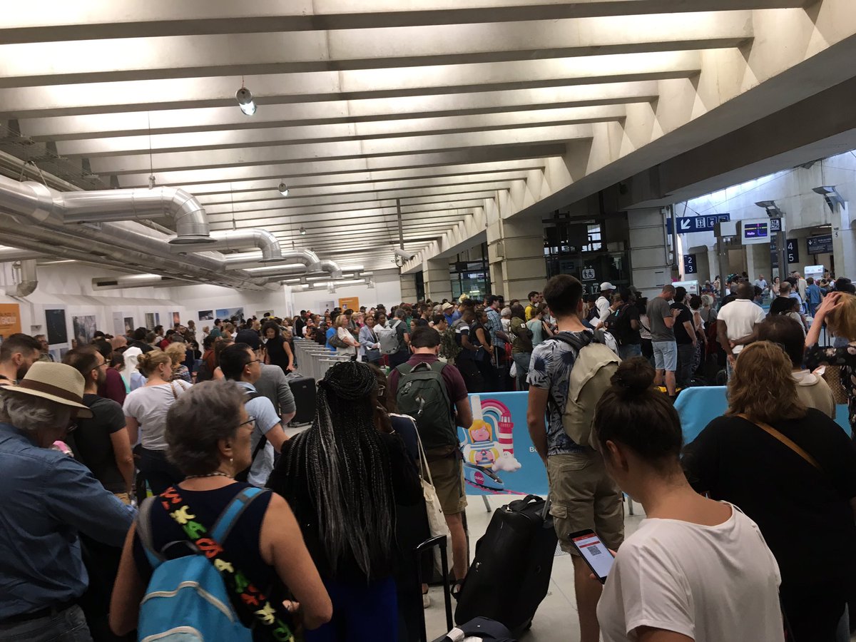ldeboissieu's tweet photo. Avant, il y avait le service public ferroviaire #RépubliqueSociale #MonopoleDÉtat.
Maintenant, la #SNCF prépare sa #libéralisation et il y a #OuiGo. #honteux #MerciPS #MerciLR #MerciLREM #SortezLesTous https://t.co/xTgYGLwJ5P