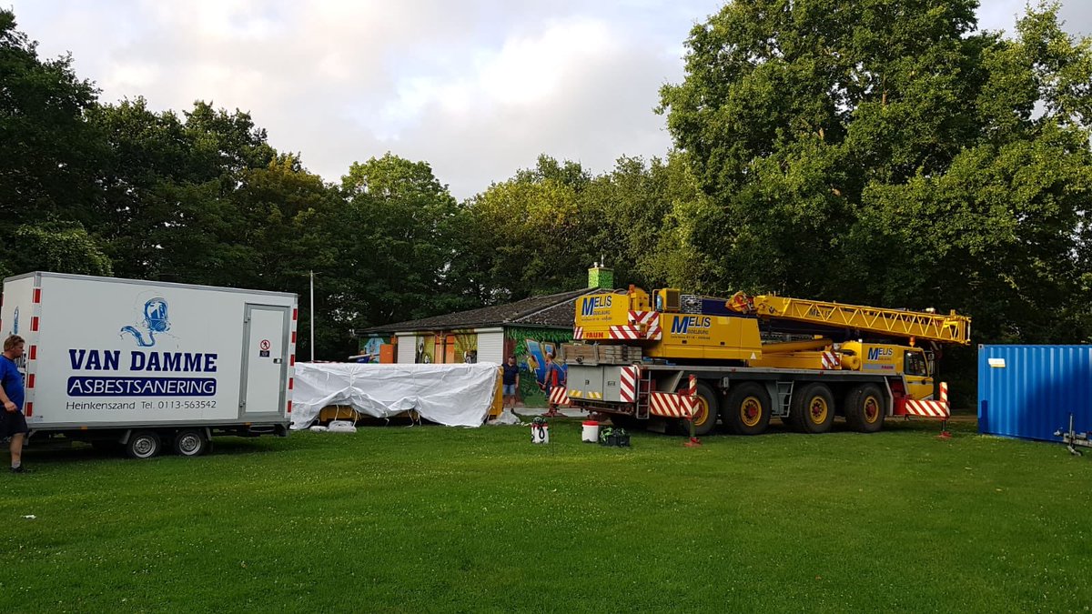 Het dak gaat eraf! Vandaag wordt een begin gemaakt met het verwijderen van het oude lekkende dak.