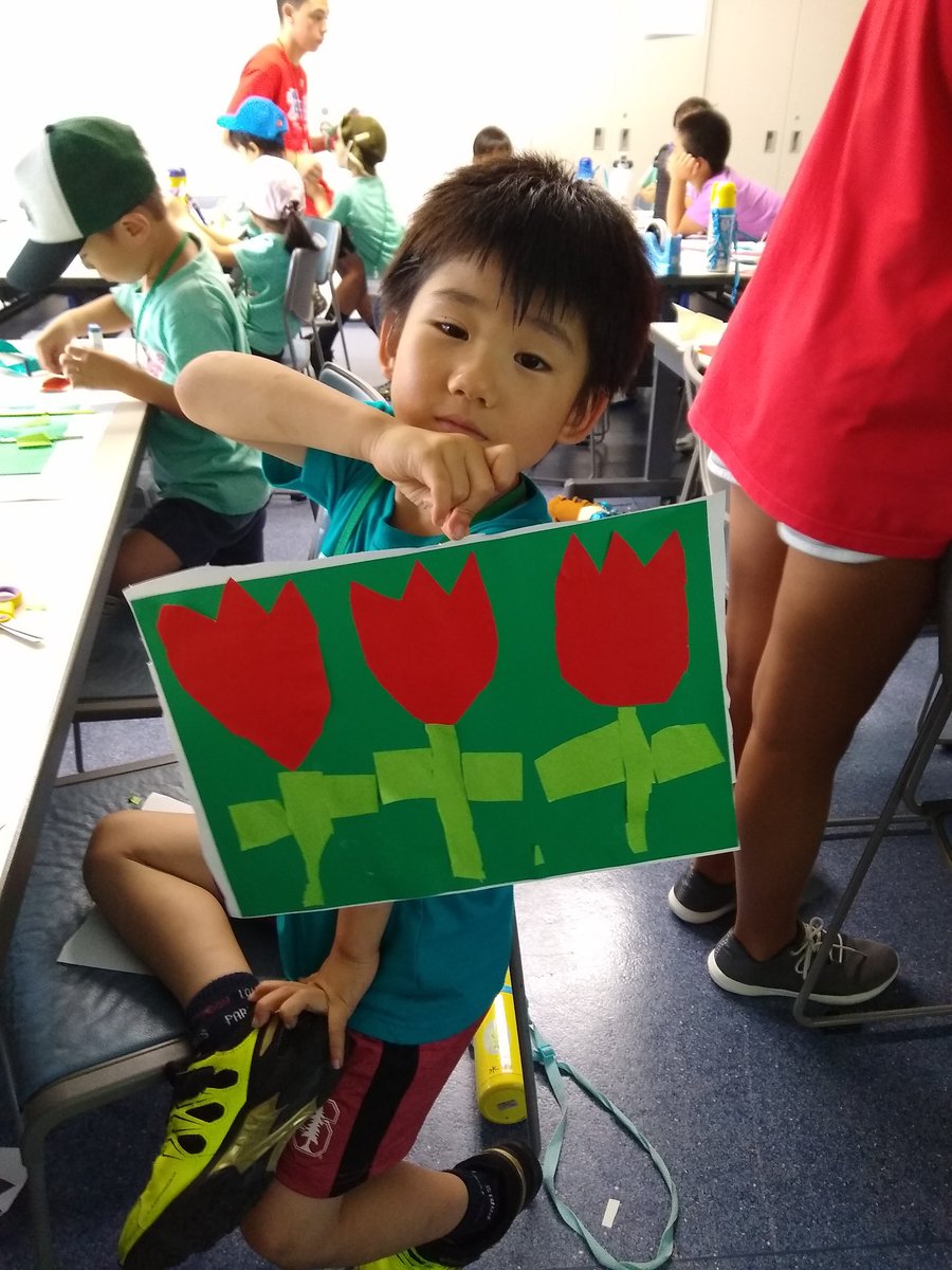 NIS_Summer's tweet photo. Explorations with paper continue with the green dot group. #NISsummerprogram2019 https://t.co/gSPrsbRL3y