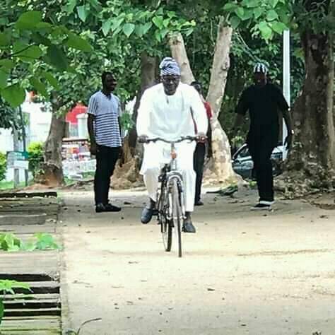 IhoTerence's tweet photo. Senator Emmanuel Isa Orker-Jev riding a bicycle. #Boldfaces https://t.co/3vOydiWAwU