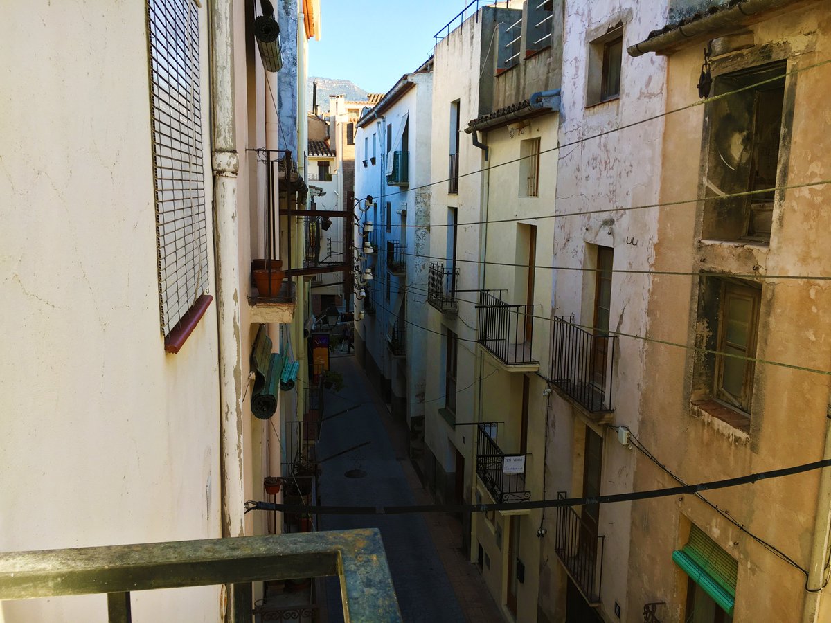 CalGiral's tweet photo. Vistas en Cal Giral 1, a la derecha tenemos la iglesia tan particular de Cornudella de Montsant y a la izquierda, nos adentramos en la parte histórica del pueblo. https://t.co/7J29B6XCgN