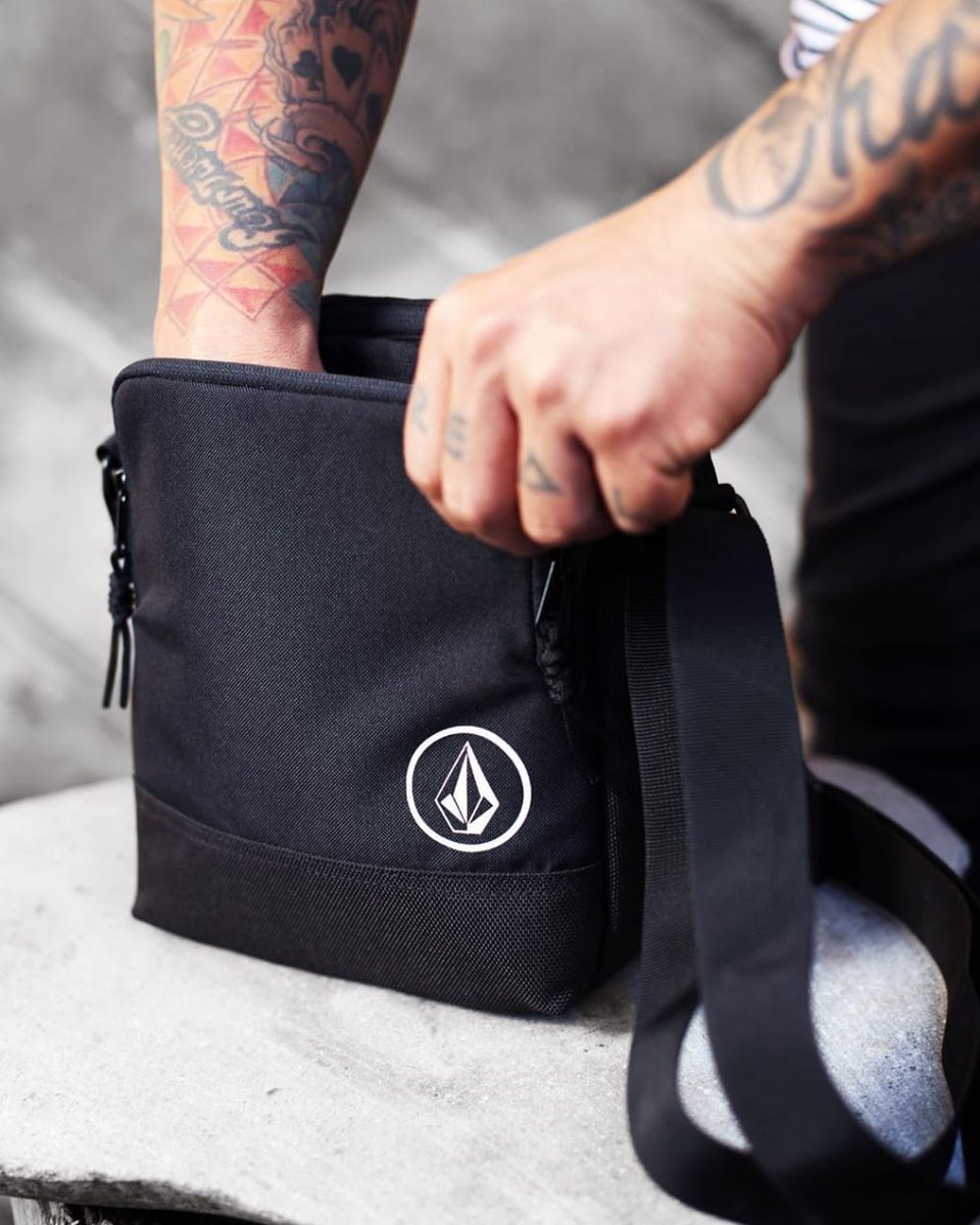 Truly Essentials!💯🔥 The New Volcom ‘Reiziger’ side bag has arrived, it's completely styled your packing goods! 🆕‼️ Available instore now‼️<a href="/volcomindonesia/">Volcom Indonesia</a>
.
.
.
#TrulyDefined #TrueToThis #urbansurf #volcom #sidebag