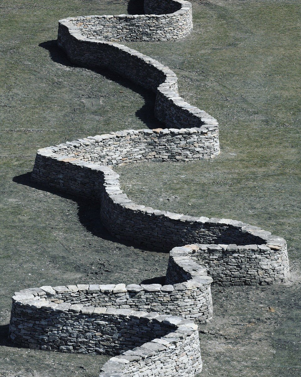MoW_US's tweet photo. Andy Goldsworthy, Walking Wall, installation on view at The Nelson-Atkins Museum of Art in Kansas City until November 30th #WalkingArtist #AndyGoldsworthy #Installation https://t.co/wEQms5qXXd