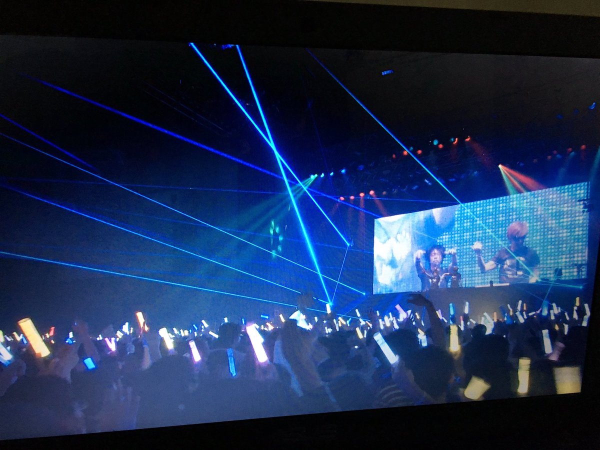 KINGSILVIA15's tweet photo. アンコールに突入した、やはり感動する所あって2年前の脳裏が出てきた #EDP2017 https://t.co/0odDLLSjEX