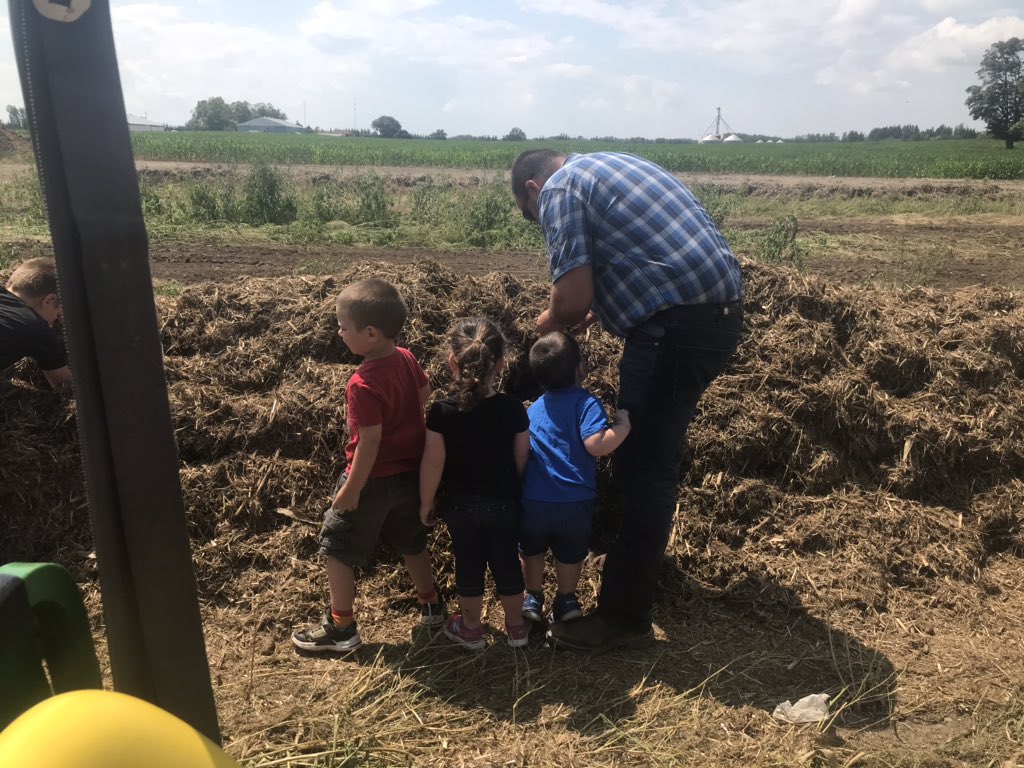 stripper16's tweet photo. Compost season is finally here. Biology is doing its job, kids love to see how this  process works.  #biologicalengine #fungalfriends https://t.co/fRaBkzqSEF