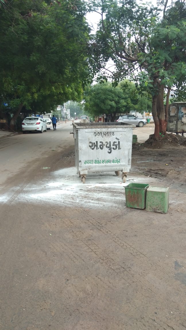 AmcThakkar's tweet photo. Neat,clean, empty and well sanitized community small dustbins for citizenship up to its proper utility, how tree cutting make obstruction for other right users .pl.beright user.
@vnehra @AmdavadAMC @HardeepSPuri @DyMC_NWZ @tv9gujarati @TOIAhmedabad @Divya_Bhaskar @arpan84here https://t.co/LFzZBZ6uTI