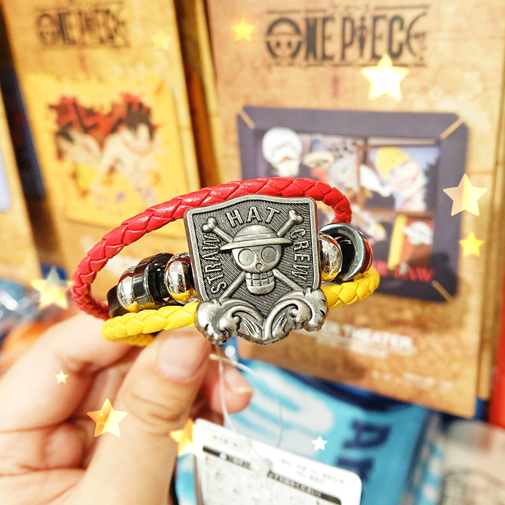 ツリービレッジ アニメ ワンピース 大人気 レザーブレスレット が新しくなって新入荷 三連のブレスレットに 海賊旗のコンチョがついていてかっこいい仕上がりです 麦わらの一味 エース サボ ローの４種類 サイズ調整も簡単にできる