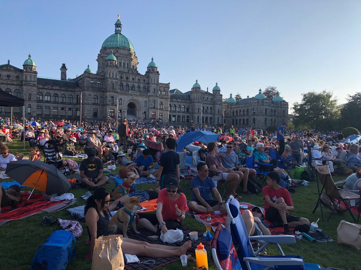 VicArtsMrktg's tweet photo. Imagine if all these thousands of happy people attending ⁦@VicSymphony⁩ #Splash30 donated $10 tonight and made a commitment to supporting our great orchestra by buying tickets to concerts throughout the 19/20 season. Highly recommend this soul enriching experience. #BravoVS https://t.co/kzu4gtlBf5