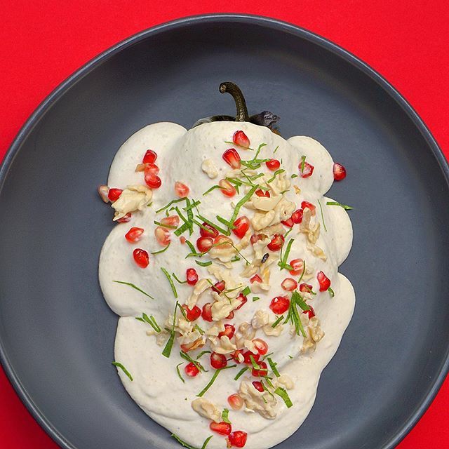 FoodTCMX's tweet photo. Nuestro Chile en Nogada, el rey de la temporada, se sirve relleno de carne de res y cerdo, con durazno fresco, manzana y piñón. La nogada, con un toque de queso de cabra y oporto es densa y cremosa. ¡Un manjar patrio!
#FoodTradeCenter https://t.co/iGJt06ln3Z https://t.co/SHJgSFv9d9