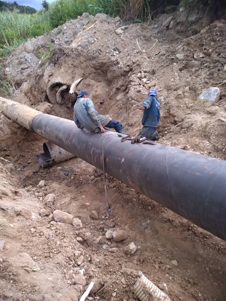 3/3 se están cambiando 24 mts de tubería de 30 pulgadas en el Sector Pablo VI, Urbanismo de la Misión Vivienda  "Argelia Laya" y se estima estaremos terminando Dios mediante mañana. Con la posibilidad de iniciar servicio en la Noche. #Imasresponde @alcaldejvra @VasquezF_Evelyn