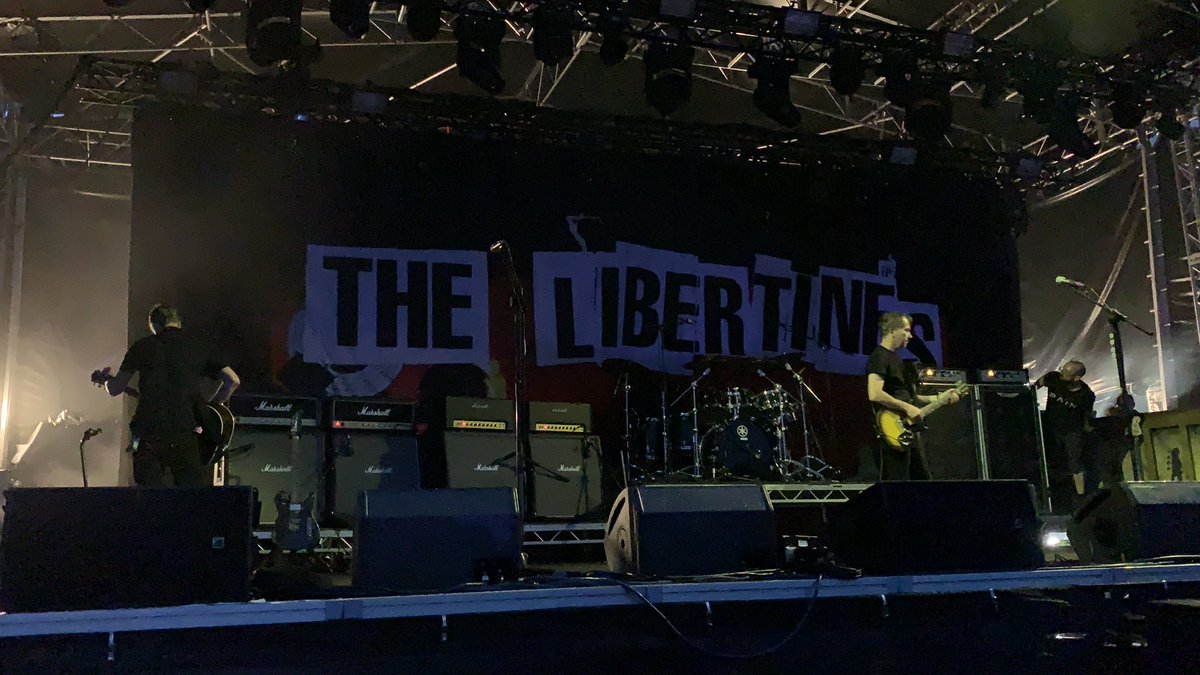 rfs_na's tweet photo. Commbe Weekender in Coventry 2019/8/3
寝ちまったフェスの画像と動画今から上げるお！被ってたらごめんな！
 #TheLibertines  #coombeweekender 
#リバティーンズ
Crica Wavesを見にきたJohn,Gary写真逃したけど、Carlもグラサン革ジャン着ていた。
21:30開始まで45分くらい？待ってた
流石大物() https://t.co/lED6iqgxOh
