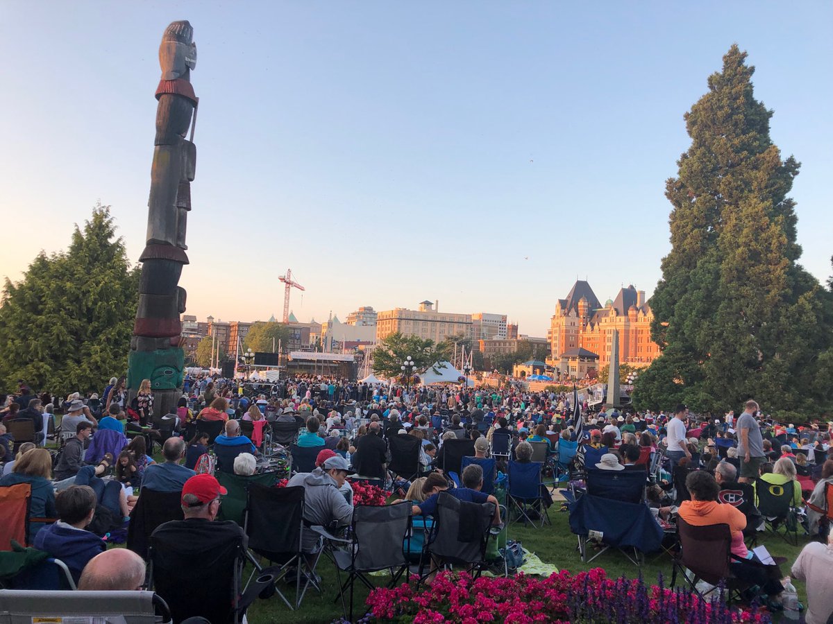 VicArtsMrktg's tweet photo. Maestro Kluxen asks for a big shout out to Russian composer #RimskyKorsakov! Crowd loved his Capriccio Espagnol ⁦@VicSymphony⁩ #Splash30 https://t.co/NqDkPJeLIZ