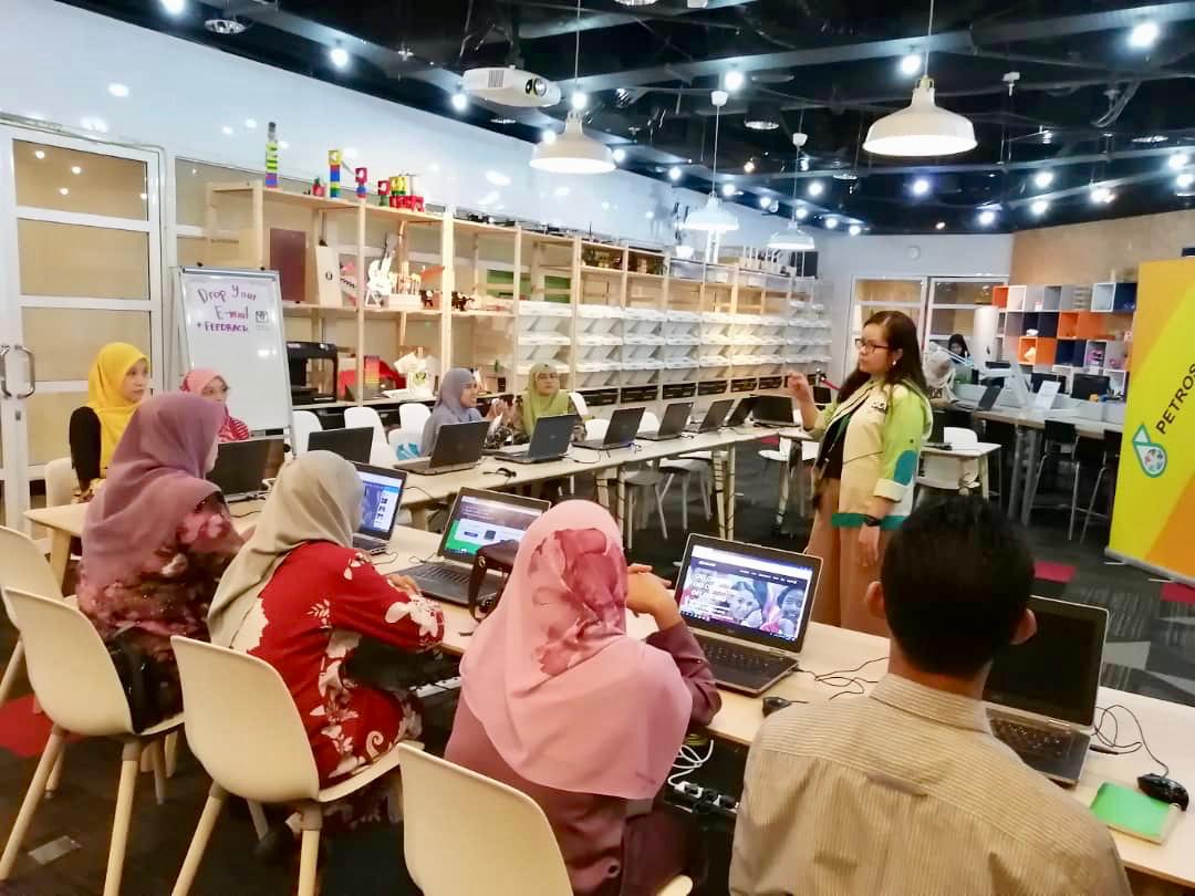 MGA_Official1's tweet photo. EEP2019 kicks off today at Petrosains with Introduction Session to teachers of participating schools from Selangor, Putrajaya and Pahang.
@petrosains
#MalaysianGas
#EEP2019 https://t.co/Rl4L4D7nPN