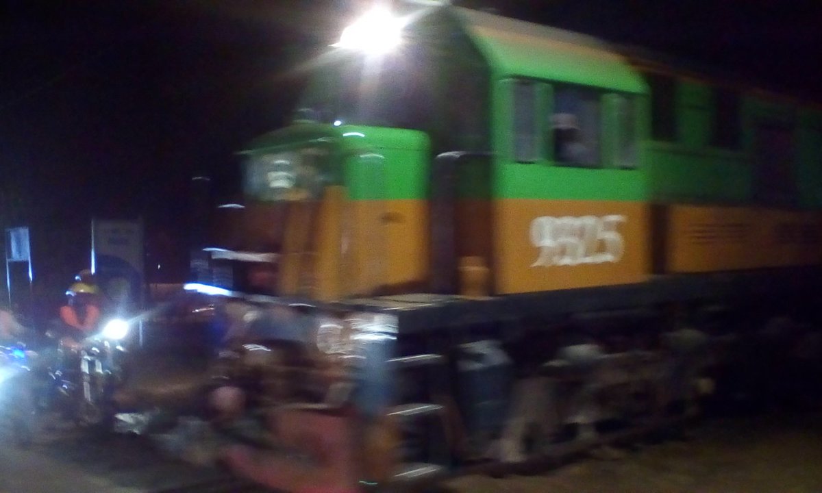 HealthinfoK's tweet photo. Good morning Nairobi. Another week another hustle. Off to the city courtesy of @KenyaRailways_  Ruiru-CBD 6:15 train. New look uniform for crew as KRC swaps with RVR. #WeAreMetro #MobilityHealth @SwvlKenya @KenyanTraffic @MyRideAfrica @Ma3Route https://t.co/KrAdyY4eXI
