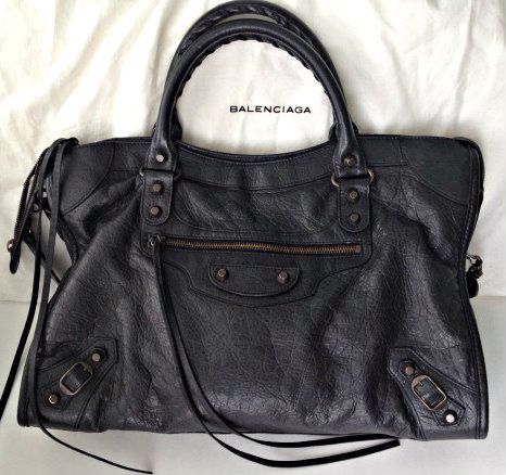 Left my purse on a chair at <a href="/calpizzakitchen/">calpizzakitchen</a> in Terminal 3 Concourse D <a href="/LASairport/">Harry Reid International Airport</a>  in Las Vegas today at noon 😣 Small chance but can we all (besides reporting ofcourse) just retweet to see the good side of social media and to get it back?! 😍 THXXXX!!!!
Looks like this :