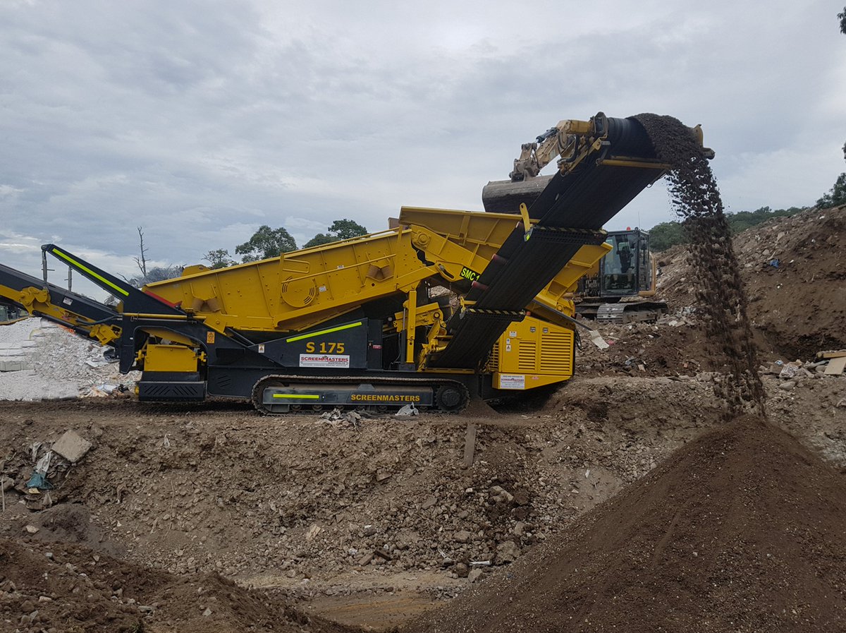 Screenmasters3's tweet photo. #Screenmasters Keestrack S175 K5 Scalper working hard onsite, separating 3 fractions with high capacity 💪Call 1800 571 464 and get us working for you. https://t.co/Ul01X5S1GW