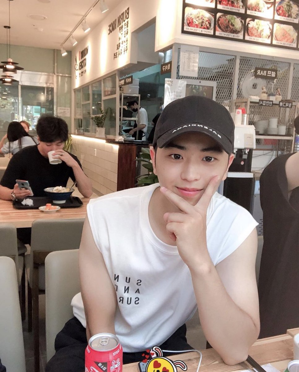 romeosingapore's tweet photo. [#KYLESTAGRAM] Enjoyable vacation~~~but time is passing so quickly.... ㅠㅠㅠㅠ #vacation #busan #haeundae 

#KYLE #JAEKYUNG #ROMEO #카일 #마재경 #재경 #재킹 #로미오 https://t.co/SoMIxiCeZI