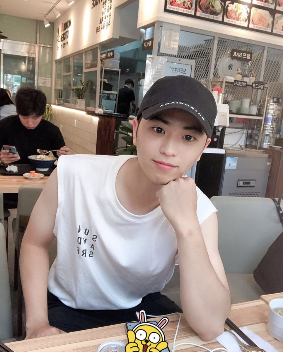 romeosingapore's tweet photo. [#KYLESTAGRAM] Enjoyable vacation~~~but time is passing so quickly.... ㅠㅠㅠㅠ #vacation #busan #haeundae 

#KYLE #JAEKYUNG #ROMEO #카일 #마재경 #재경 #재킹 #로미오 https://t.co/SoMIxiCeZI