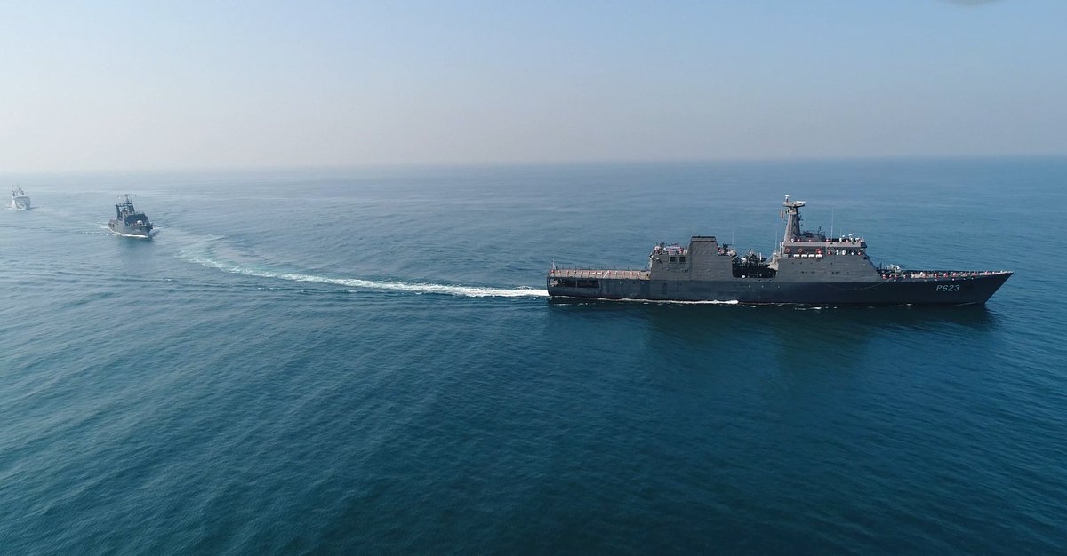 srilanka_navy's tweet photo. 'Follow the wake'. SLNS #Sayurala followed by a couple of SLN vessels during the Sail Past off the shores of #Colombo Colombo during the Independence Day celebrations. @JanesINTEL @SMODSriLanka #SriLanka #lka #IndependenceDay2019 #Navy #CombatNavy #SailPast https://t.co/sOoTaUKCV1